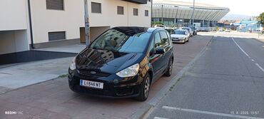 Ford: Crni Ford S-Max, prostran automobil dizajniran za porodične potrebe — 1