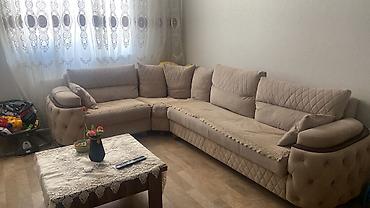 kukna mebli: Künc divan – bej rəng, yumşaq parça üzlük - Dizayn: L‑şəkilli künc — 2