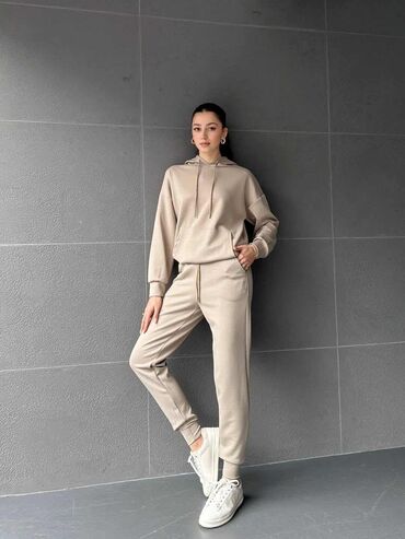 Gornji i donji deo: Komplet trenerka S M L XL 2XL Cena 3300 din — 17