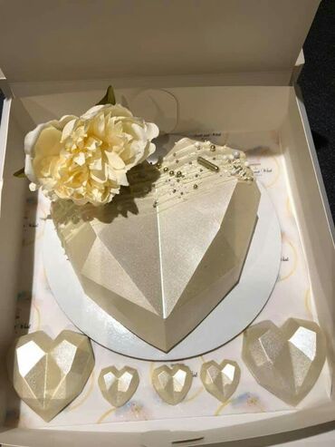 Yeni il oyuncaqları və bəzəkləri: Həndəsi ürək formalı, zərif detallarla bəzədilmiş, dekorativ qutularda -da lalafo.az — 16 Yeni il oyuncaqları və bəzəkləri: Həndəsi ürək formalı, zərif detallarla bəzədilmiş, dekorativ qutularda — 16