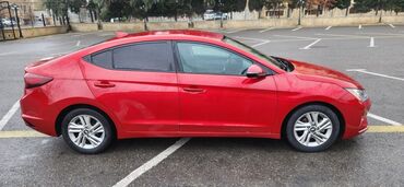 Коммерческий транспорт: Hyundai Elantra sedan – qırmızı rəng, 5 yerlik, ön ötürücülü. Xarici