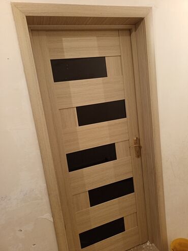 Giriş qapıları: Mebelli daxili qapı – modern dizayn - Material: ağac teksturalı