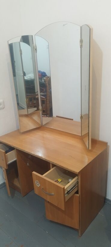 Зеркала: Комод трильяж зеркало связи с переездом в Бишкек продаю находиться в г — 10