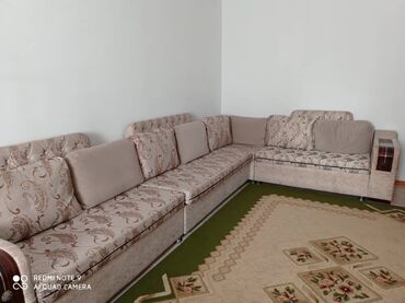 диван 2 местный: Угловой диван, цвет - Бежевый, Б/у