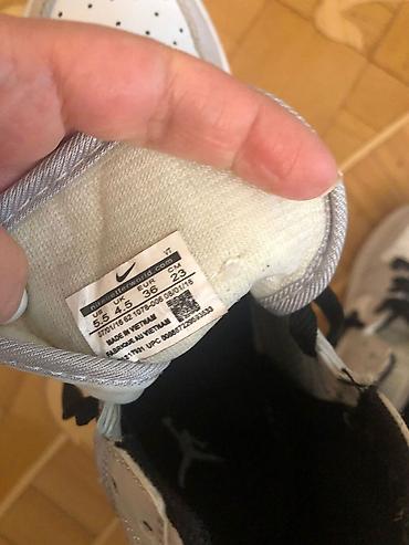 Krasofkalar və idman ayaqqabıları: Nike Ağ–boz rəng kombinində, qara “Swoosh” loqolu yüksək boğazlı — 10