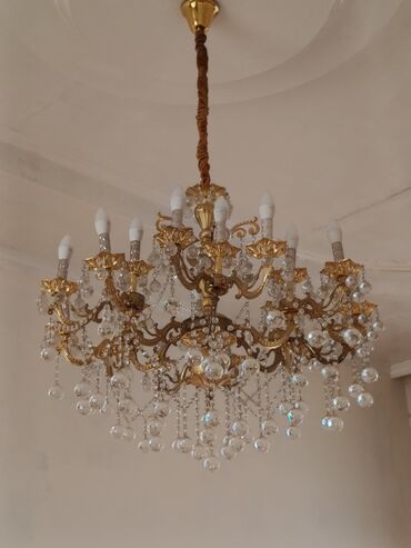 люстра продажа: Классическая потолочная люстра с кристаллами и золотистым каркасом. -