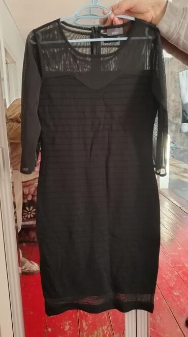 Dəstlər, kostyumlar: Qadın geyim dəsti – 4 ədəd 1) Tünd məxməri-bordo rəngdə uzun don - — 10