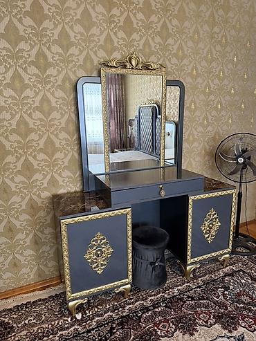 divan rengleri: Köhnə mebel deyillər.Səligəli təmiz qalıblar.Sınıq cırıq — 9