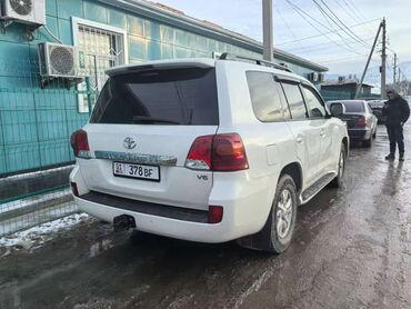 рация для фуры: Белый внедорожник Toyota Land Cruiser 200, оснащенный двигателем V8