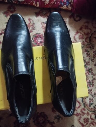 мужские сапоги б у: Срочно продаётся качественные туфли тридцать седьмого размера новые ни