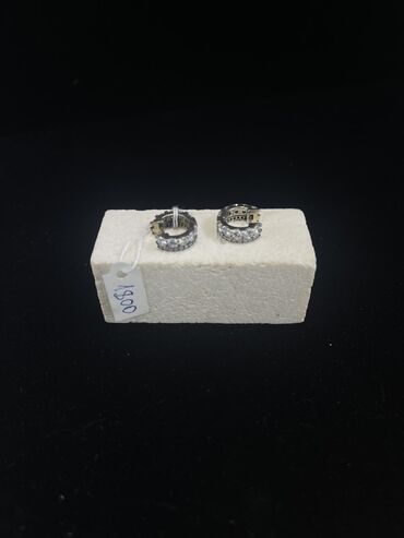 Серебряные серьги: Элегантные серьги-кольца серебристого цвета, украшенные россыпью — 24