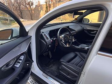 tesla model s: Mercedes-Benz EQC: 0.1 l | 2020 il Krossover — 7