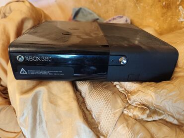 Xbox One: Игровая консоль Xbox 360 в черном корпусе. Предназначена для игр и