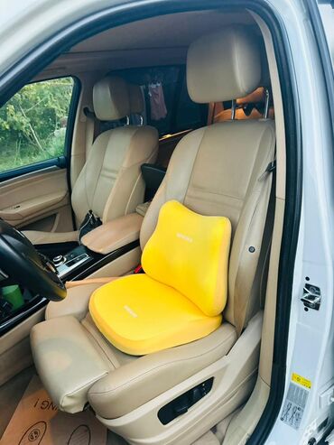 BMW: BMW X5 (E70) – ağ rəngli, güclü və geniş krossover. Xarici: - Ağ — 4