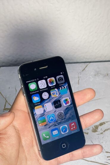 телефон айфлн: IPhone 4, Б/у, 16 ГБ, Зарядное устройство