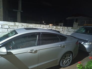 Ford: Ford Fusion SE sedan - Kuzov: 4 qapılı sedan, gümüşü rəng - Mühərrik — 6