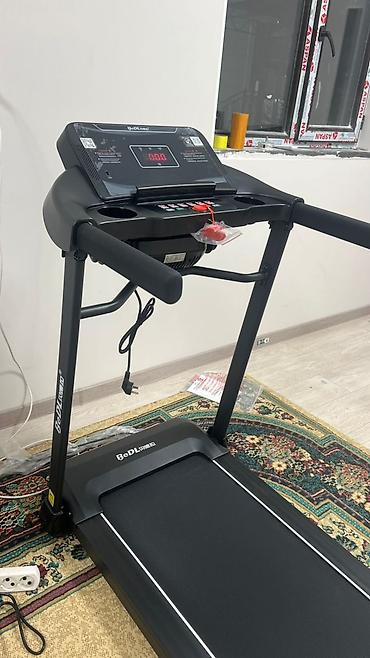 Беговые дорожки: Беговая дорожка для домашних тренировок - Мощность двигателя: 3,5 — 5