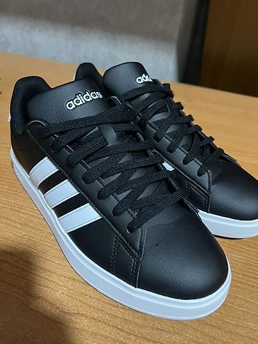 dunk low: Кеды adidas в классическом черно-белом дизайне. Универсальная низкая — 1