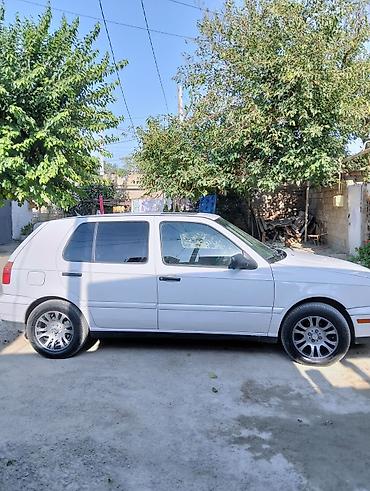 фольксваген пассат 1: Volkswagen Golf III, ağ rəng, 5 qapılı hetçbek. Əsas xüsusiyyətlər: - — 4