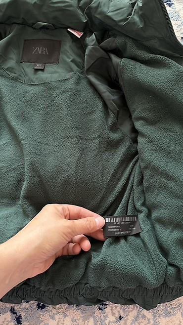 tech flecce: ZARA – утеплённая зимняя куртка,тёмно‑зелёного цвета Состояние — 4