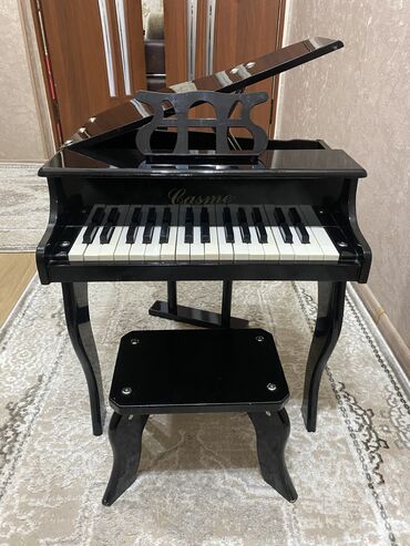 детские пианино: Детское Деревянное высококачественное пианино. Цвет чёрный. В отличном