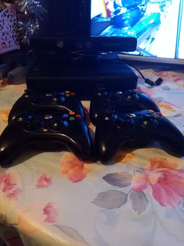 xbox gamepad: Xbox360 slim Avrora prosivka 250 gb icinde coxlu oyunla 4 dənə