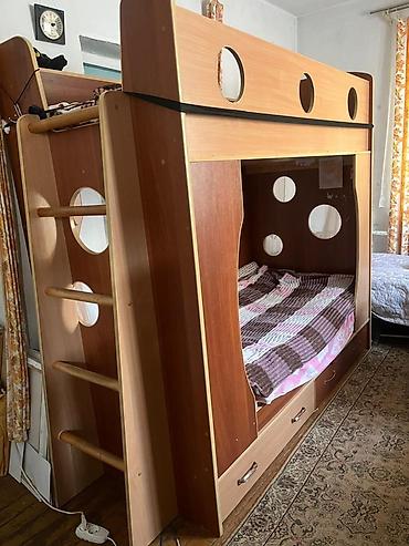 Двухъярусная детская кровать с лестницей и ящиками для хранения. -