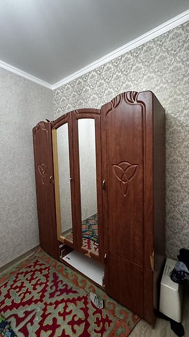 Трёхсекционный платяной шкаф с зеркалами - Материал: ЛДСП/МДФ под