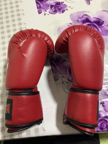 Перчатки: Продаю новые ( использовались 1 раз) боксёрские перчатки 8-OZ