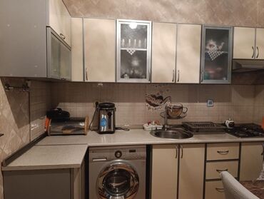 Комплекты диванов и столов: Metbex mətbəx kuxnya quxna kuxna mebeli satılır. Qaz ve moyka daxil