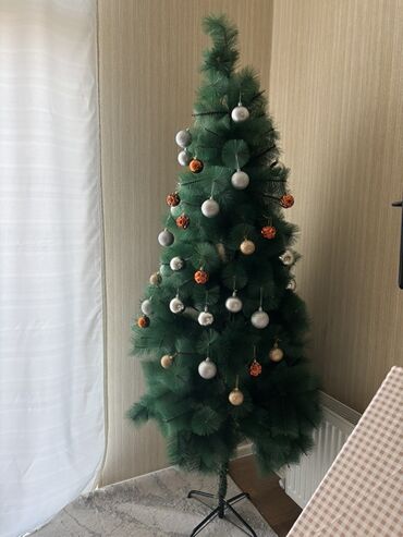 1 kub taxta nece hesablanir: Yeni il ağacı 1.80sm hündürlüyü. Yeni alınıb 100 manata. 70 manata