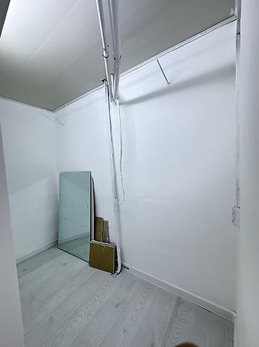 Продажа помещений свободного назначения: Продаётся коммерческое помещение в районе «Золотой квадрат» Площадь — 8