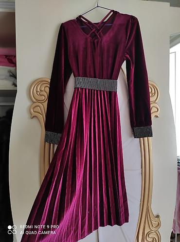 elegant: Bənövşəyi-bordo rəngdə, məxməri fakturalı qadın paltarı. - Uzunqol, V — 1