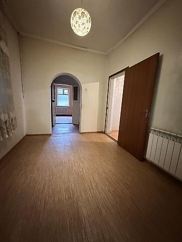 Продажа коттеджей и домов: Продаётся хозяйственный участок с навесом и постройками, и дом. - — 9