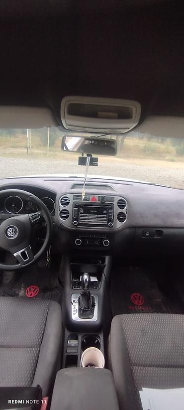 Volkswagen: Volkswagen Tiguan, ağ rəngli, kompakt SUV. Xüsusiyyətlər: - Kuzov: 5 — 10