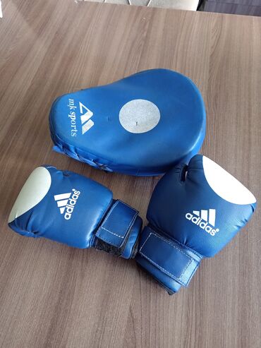 boks paltari: Adidas boks əlcəkləri və MK Sports zərbə yastığı dəsti. Əlcəklər mavi