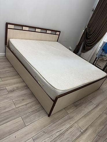 Двуспальная кровать с матрасом - Размер спального места: 160 × 200 см
