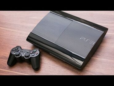 PS3 (Sony PlayStation 3): Qara rəngli Sony PlayStation 3 oyun konsolu. Üzərində PS3 loqosu var