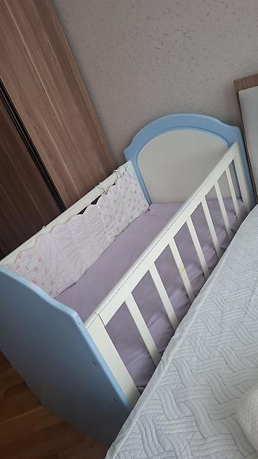 tul besik: Uşaq beşiyi – ağ karkaslı, mavi başlıq və ayaqlıq panelləri ilə. Bir — 1