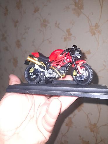 İncəsənət və kolleksiyalar: Bu, "Knight" markalı, qırmızı rəngli Ducati tipli motosikletin 1:18 — 2