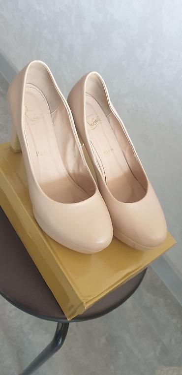 Туфли: Туфли, 40, Christian Louboutin, Б/у, цвет - Бежевый — 1