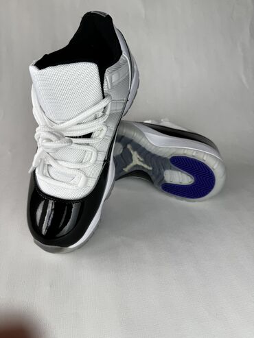 аренда платя: Кроссовки Air Jordan 11 высокого качества (40 размер)