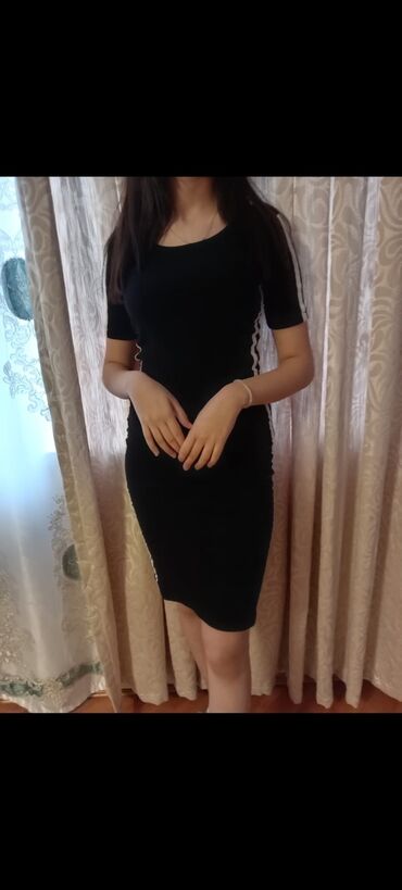 Dəstlər, kostyumlar: Qadın geyimləri dəsti – 3 ədəd 1) Qırmızı qısa don: - Klassik düz — 23