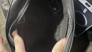 vuitton: Сумка через плечо (кроссбоди) из черной зернистой кожи с тисненным — 2