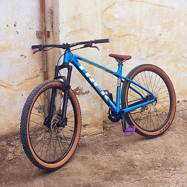 Dağ velosipedləri: Trek hardtail dağ velosipedi - Gövdə: yüngül alüminium, mavi rəngdə — 1