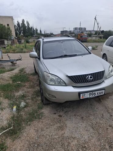rx 6600: Автомобиль Lexus серебристого цвета. Оснащен рейлингами на крыше для