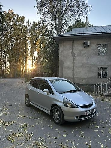 camry 2005: Honda Fit: 2002 г., 1.3 л, Автомат, Бензин, Хэтчбэк — 2