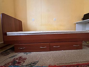 bunk bed: Односпальная кровать с матрасом и выдвижными ящиками. Практичная — 1