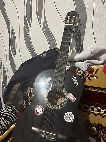 Klassik gitara – qara rəngdə, tam ölçü (tam korpus). 6 simli, nylon