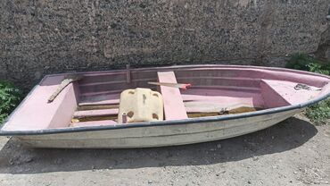 бакай банк кара суу: Водный мотоцикл Yamaha в черно-белой расцветке. Удобное сиденье и руль